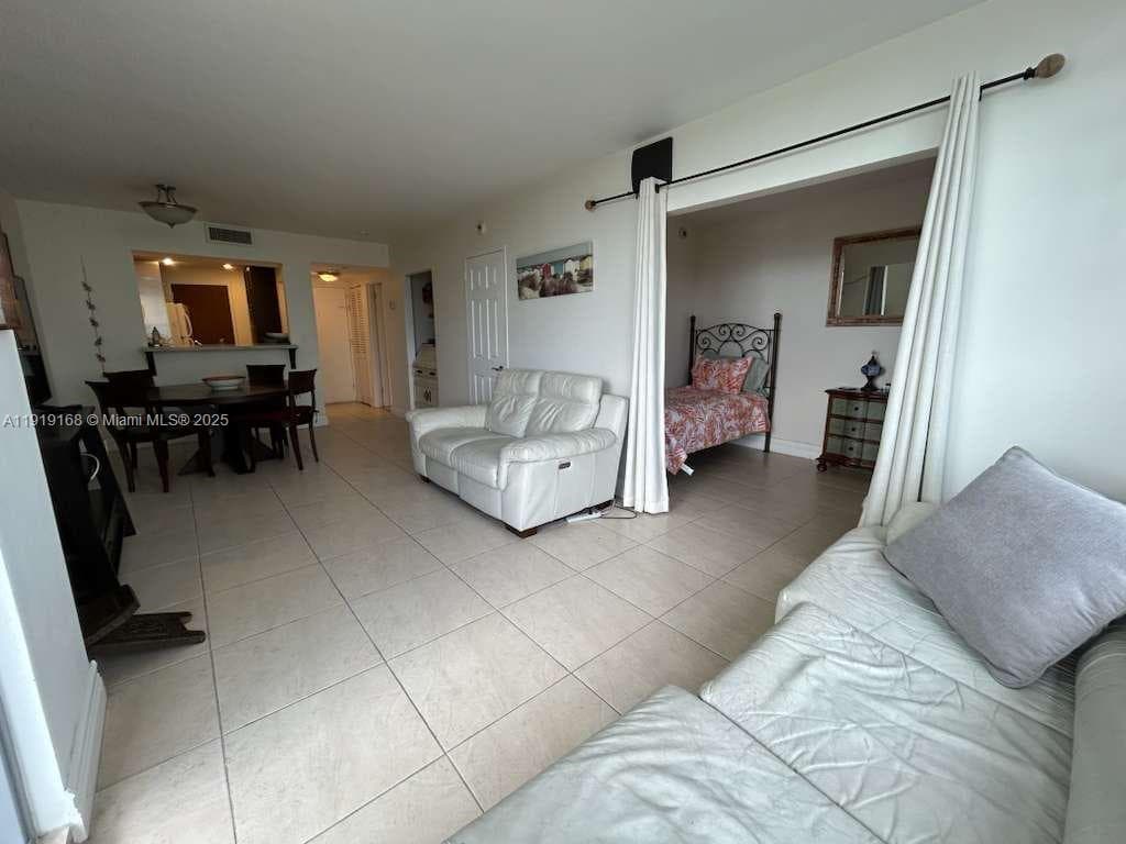 A11919168 — Miami Beach — 6