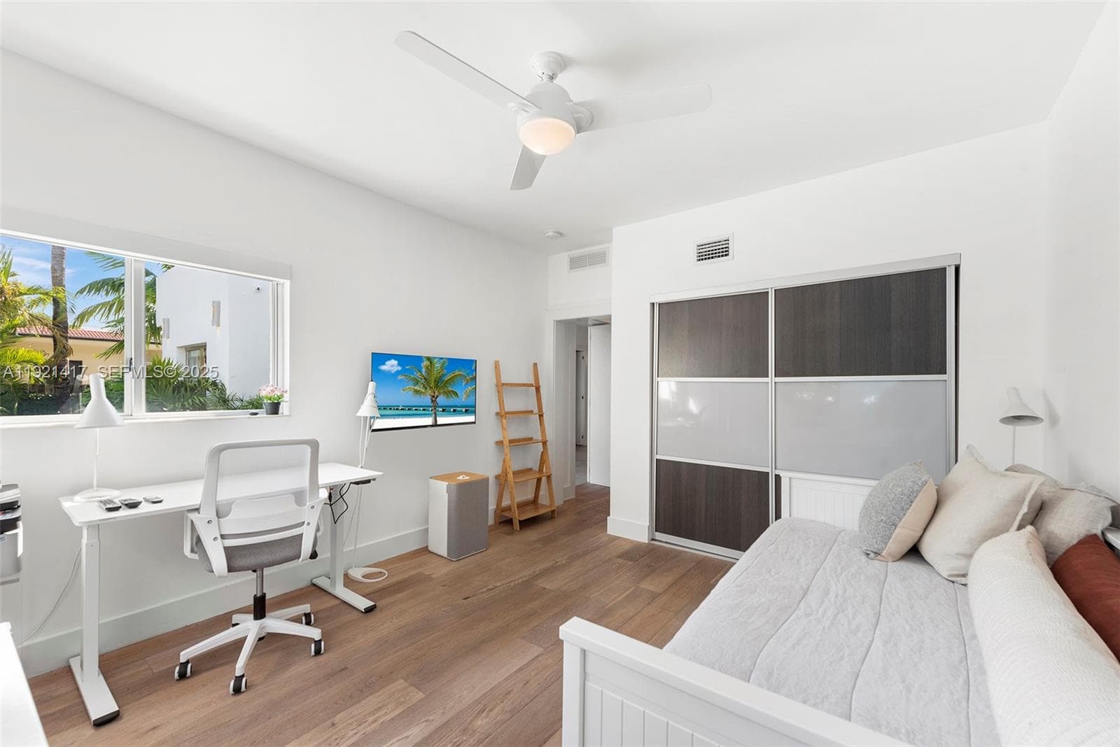 A11921417 — Miami Beach — 35