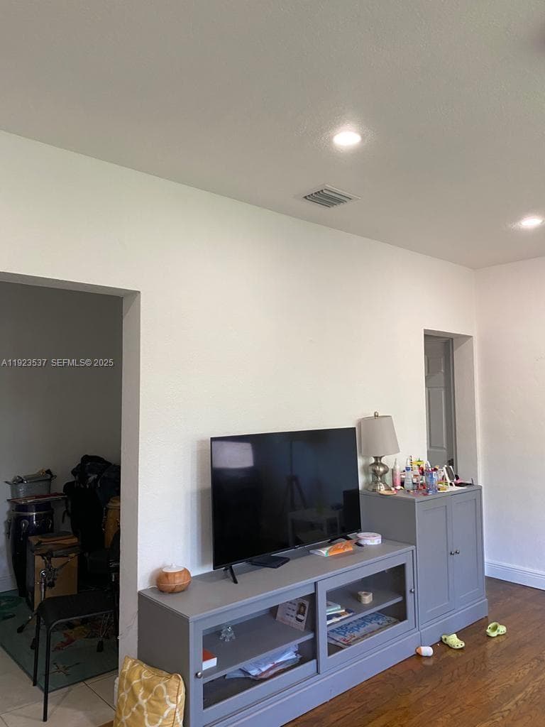 A11923537 — Miami Beach — 3
