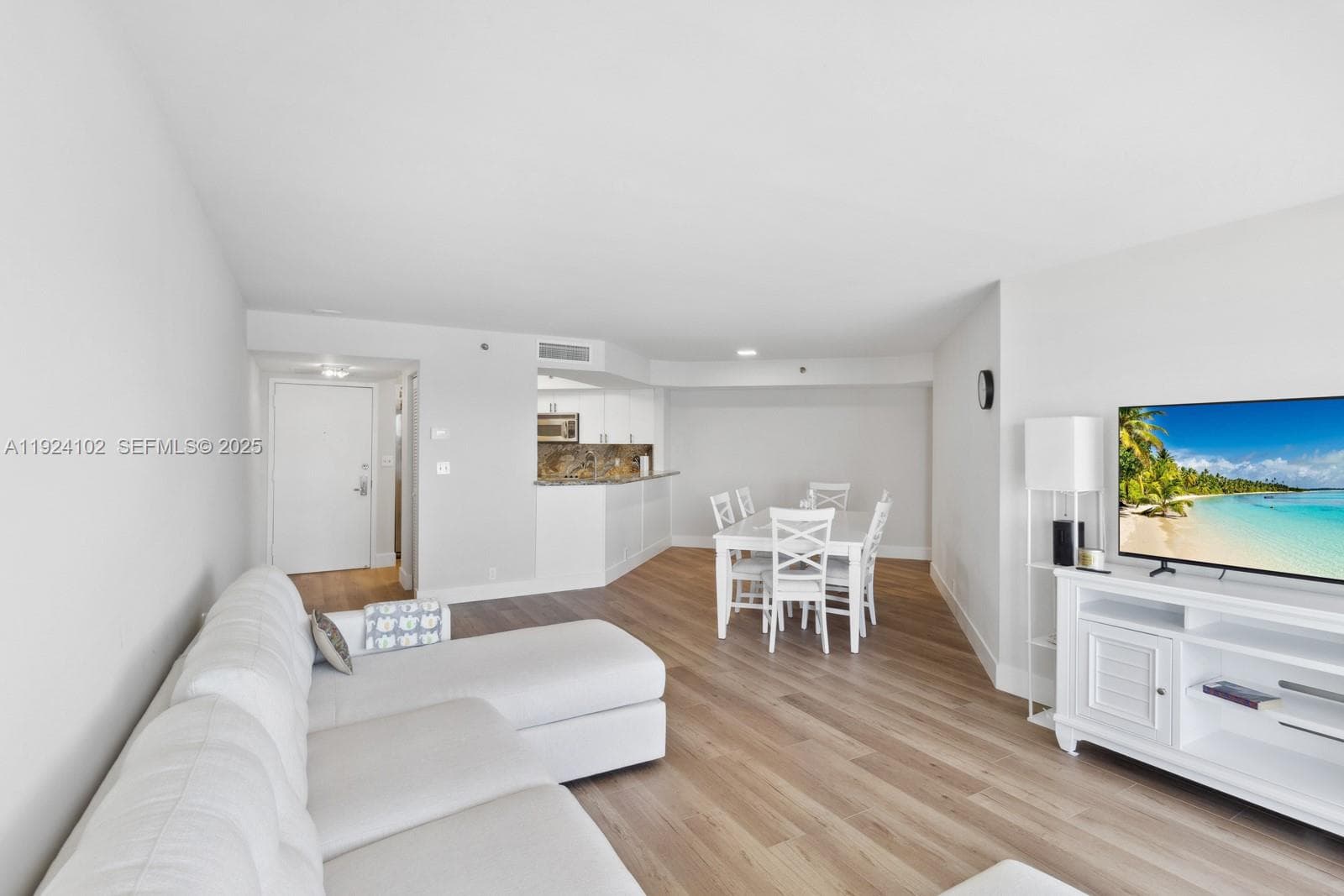 A11924102 — Miami Beach — 2