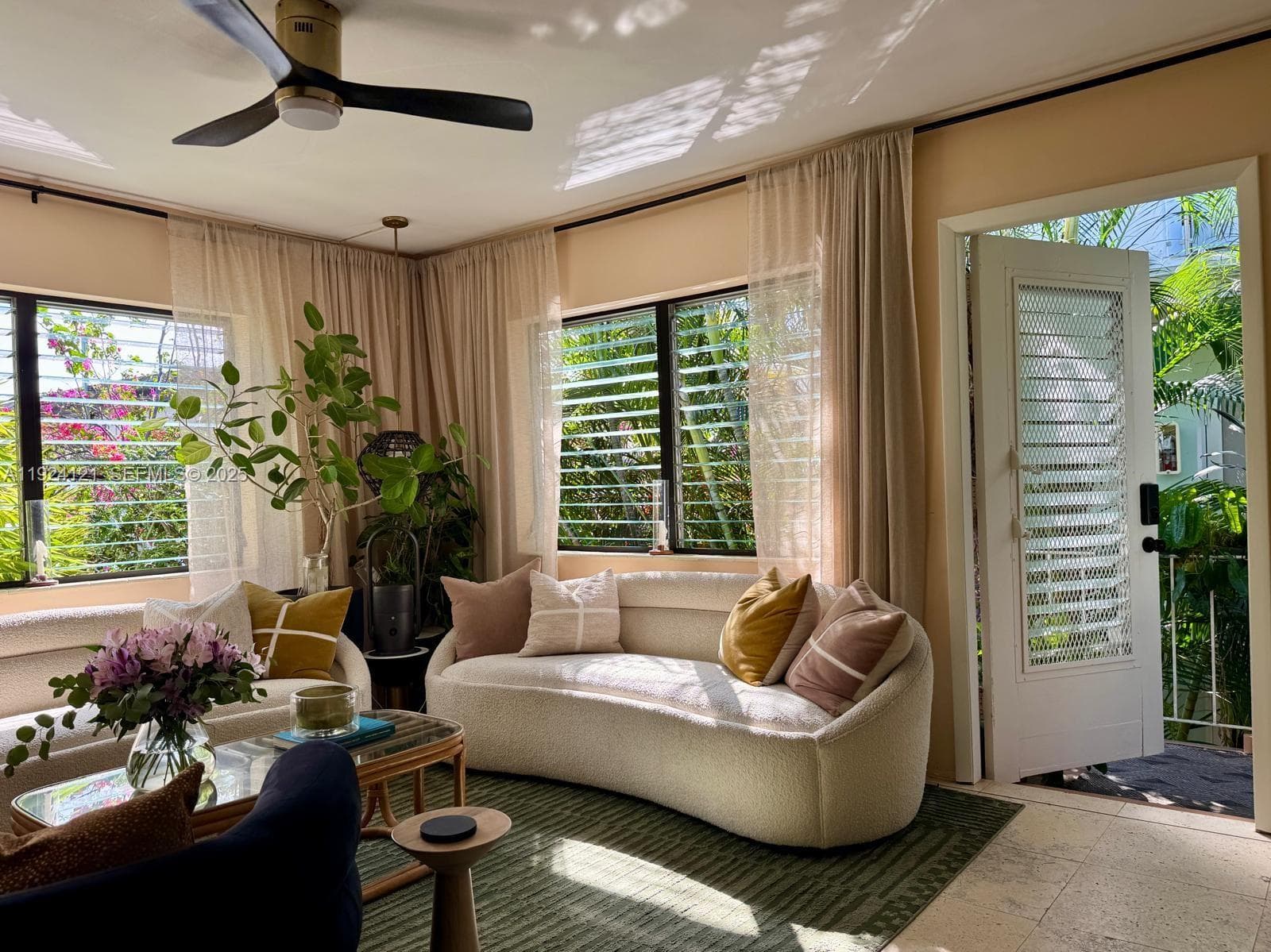 A11924121 — Miami Beach — 2