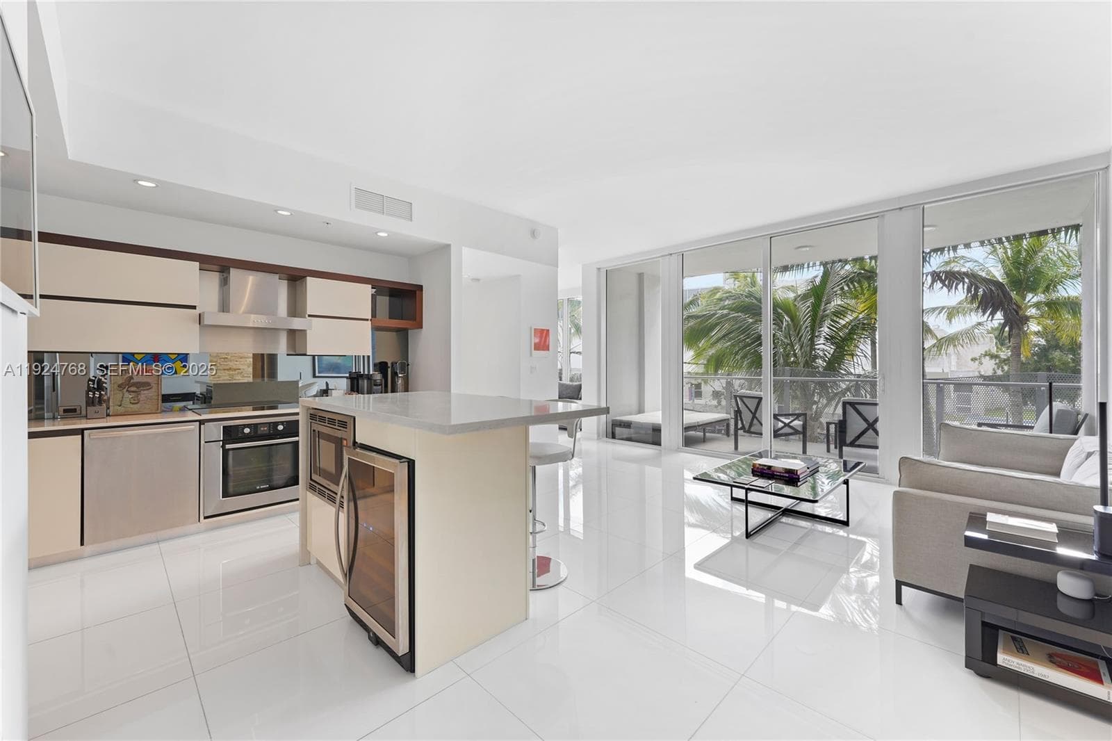A11924768 — Miami Beach