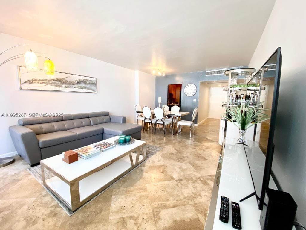 A11925287 — Miami Beach