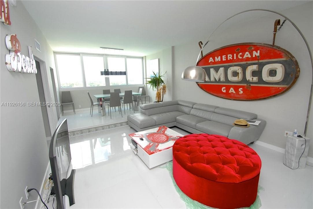 A11926158 — Miami Beach