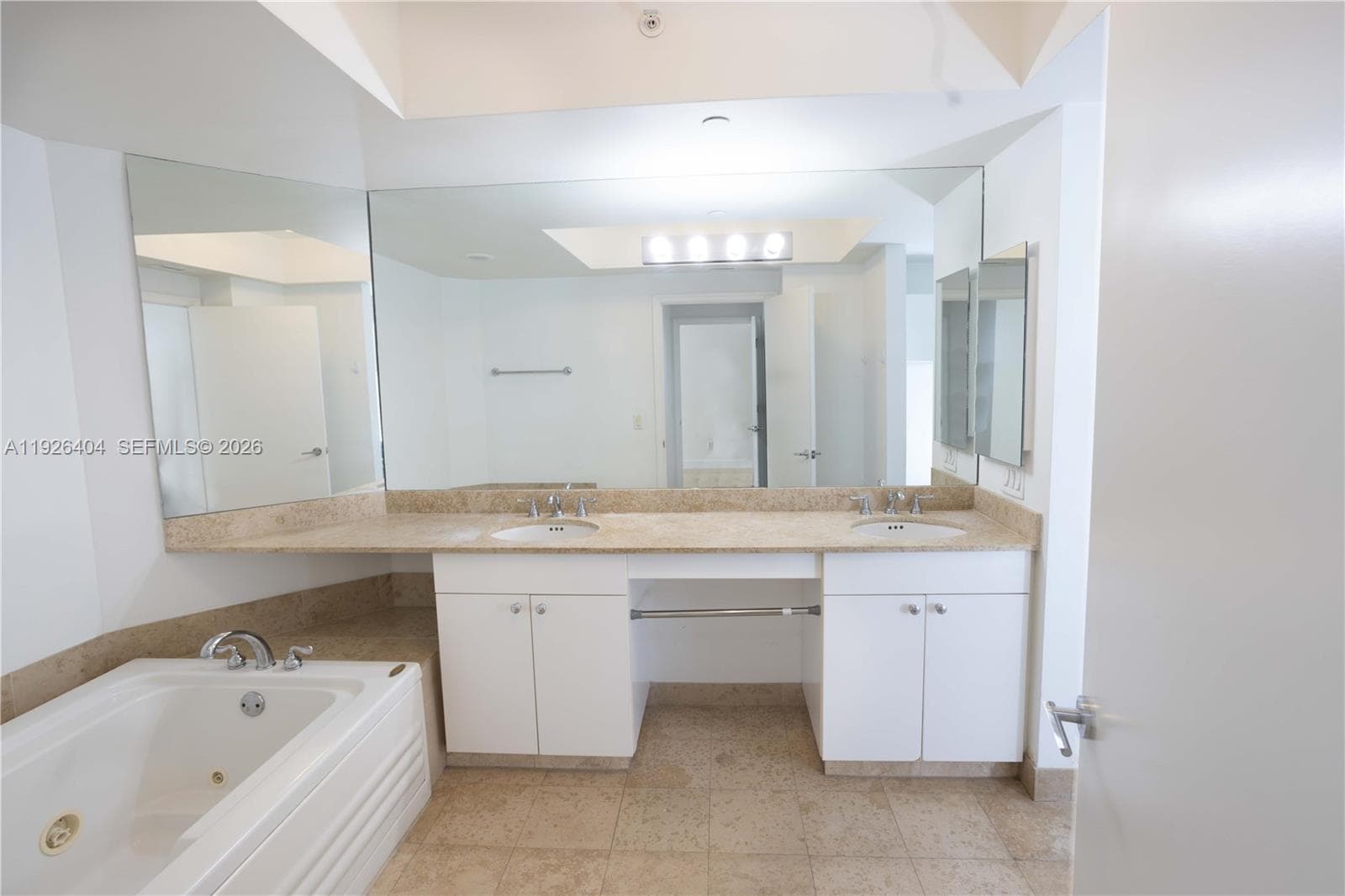 A11926404 — Miami Beach — 16