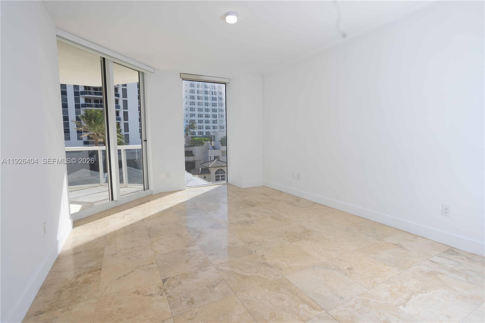 A11926404 — Miami Beach — 14