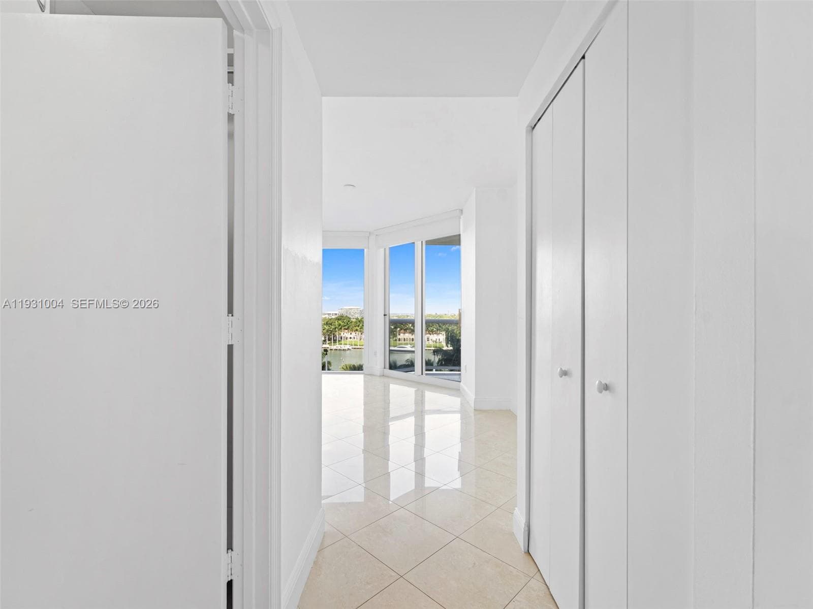 A11931004 — Miami Beach — 16