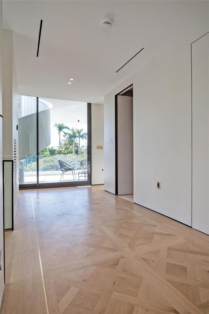 A11931074 — Miami Beach — 50