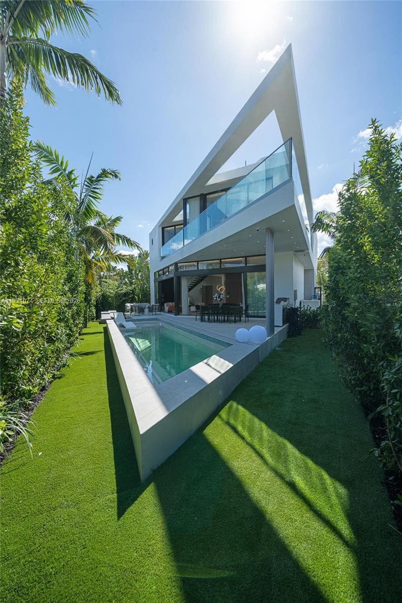 A11931074 — Miami Beach — 58