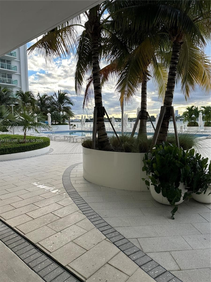 A11931298 — Miami Beach — 15