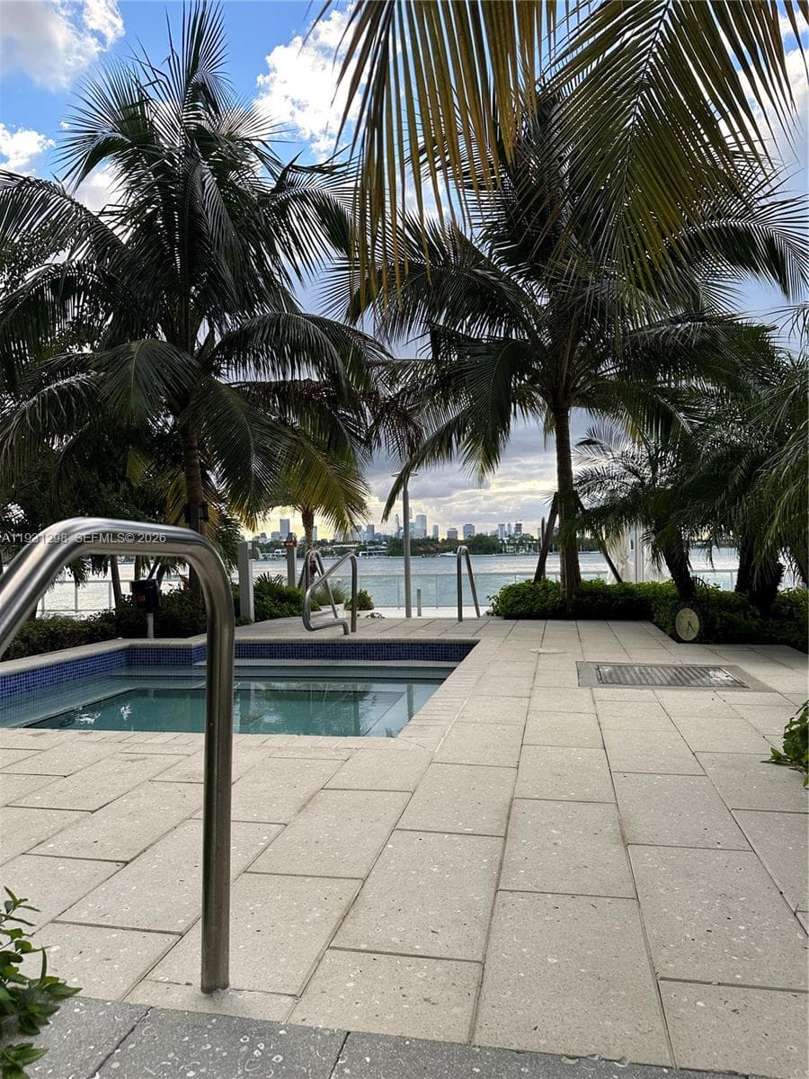 A11931298 — Miami Beach — 11