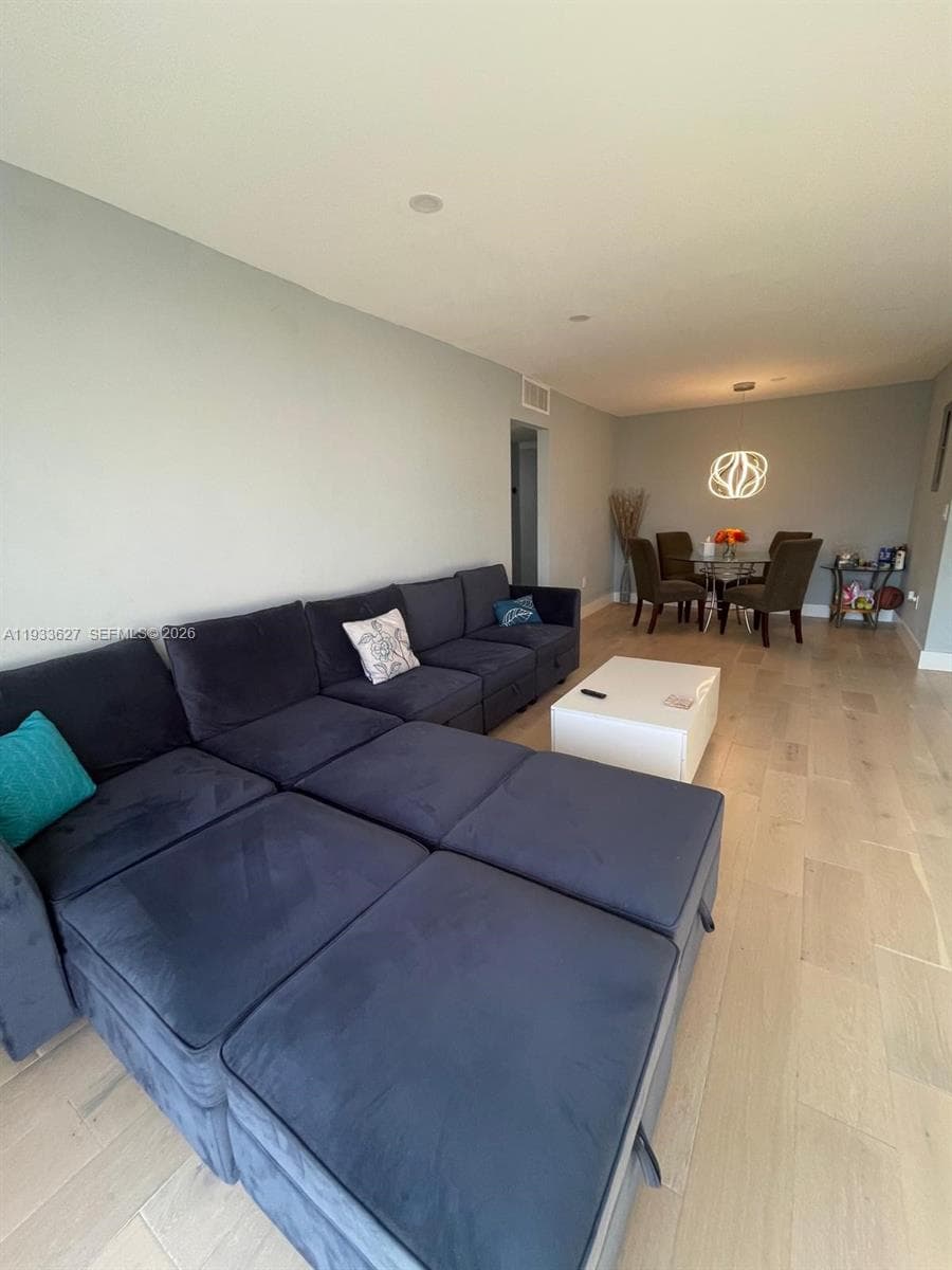 A11933627 — Miami Beach — 10