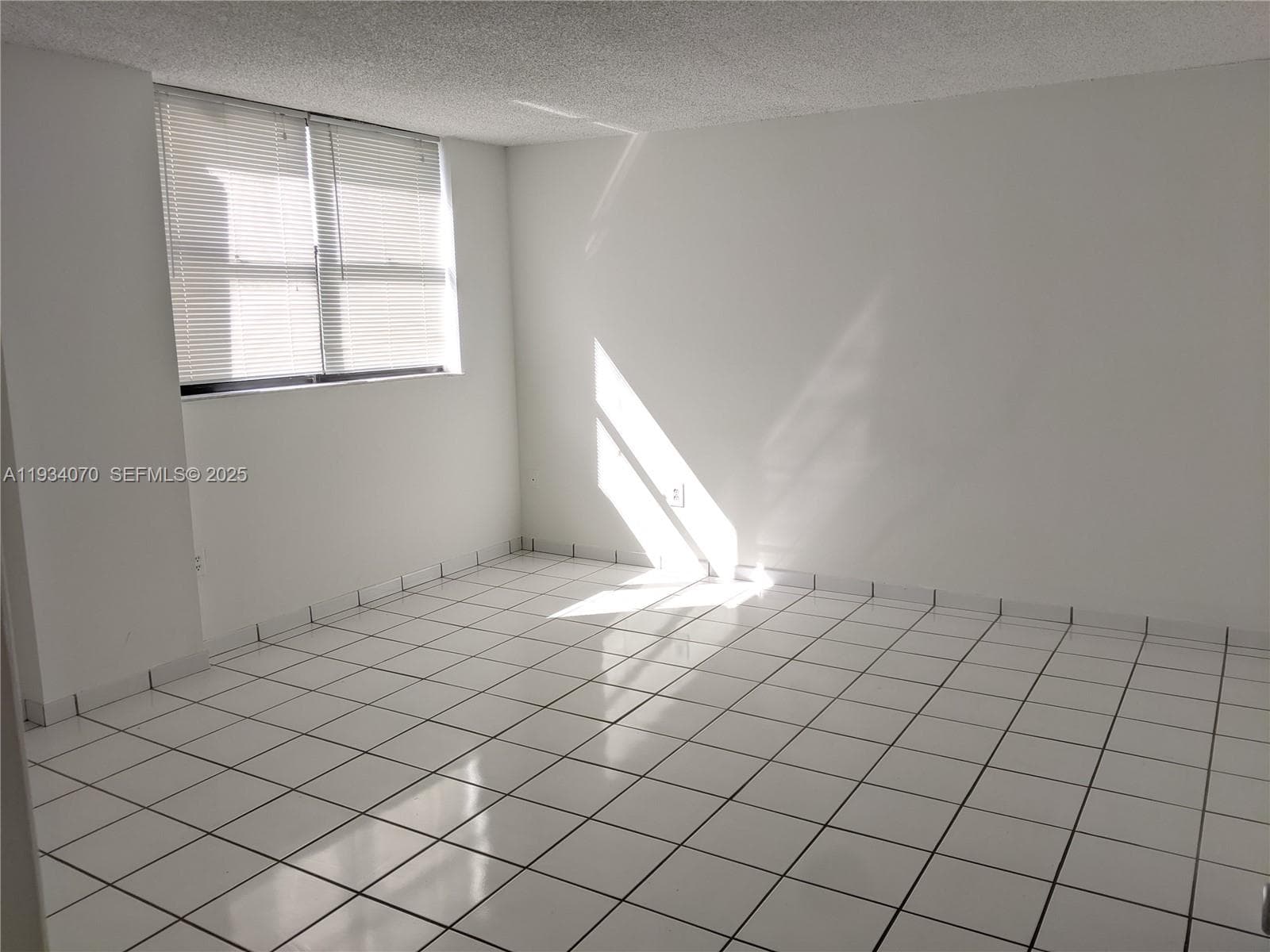 A11934070 — Miami Beach — 11