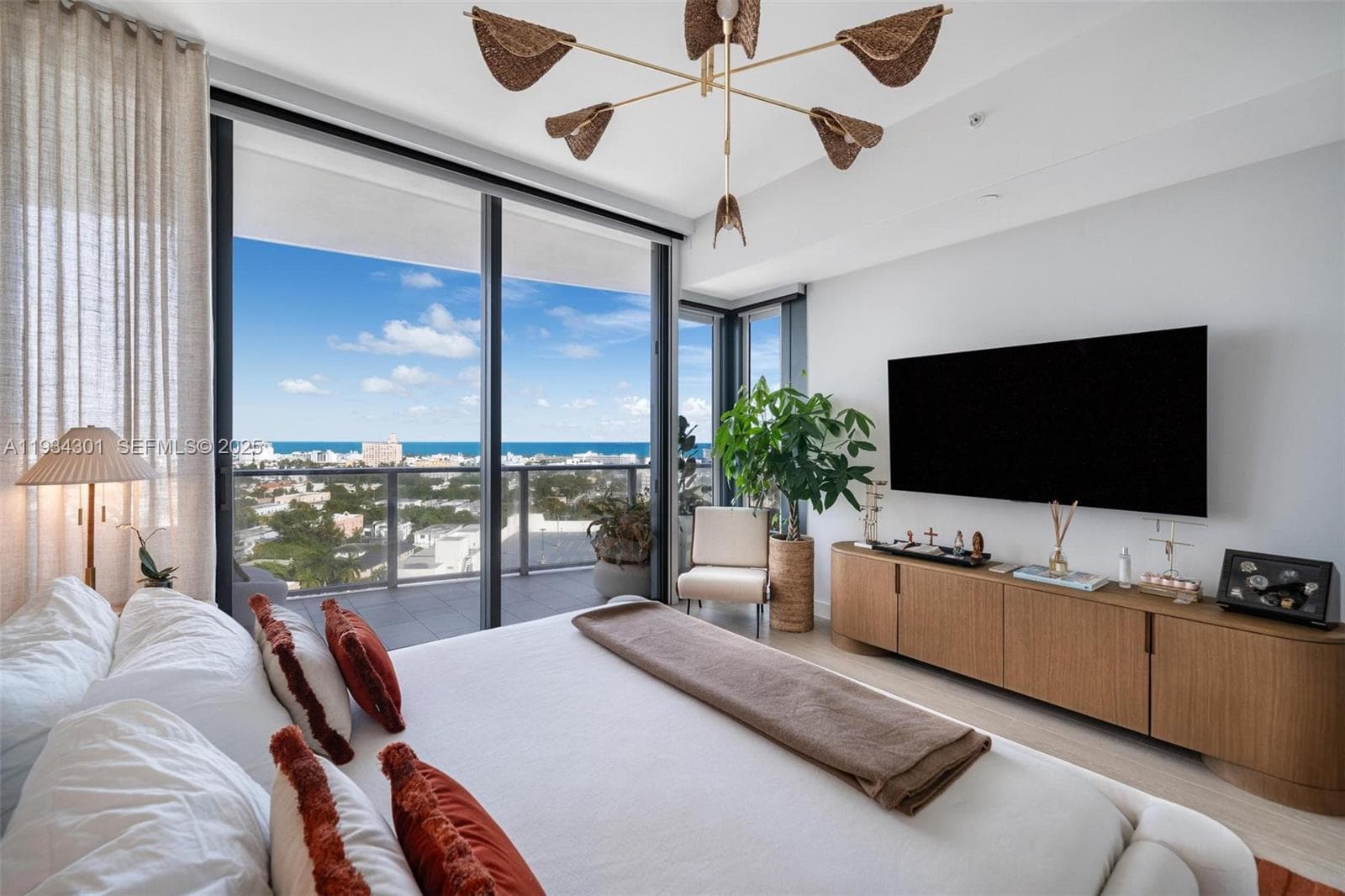 A11934301 — Miami Beach — 10