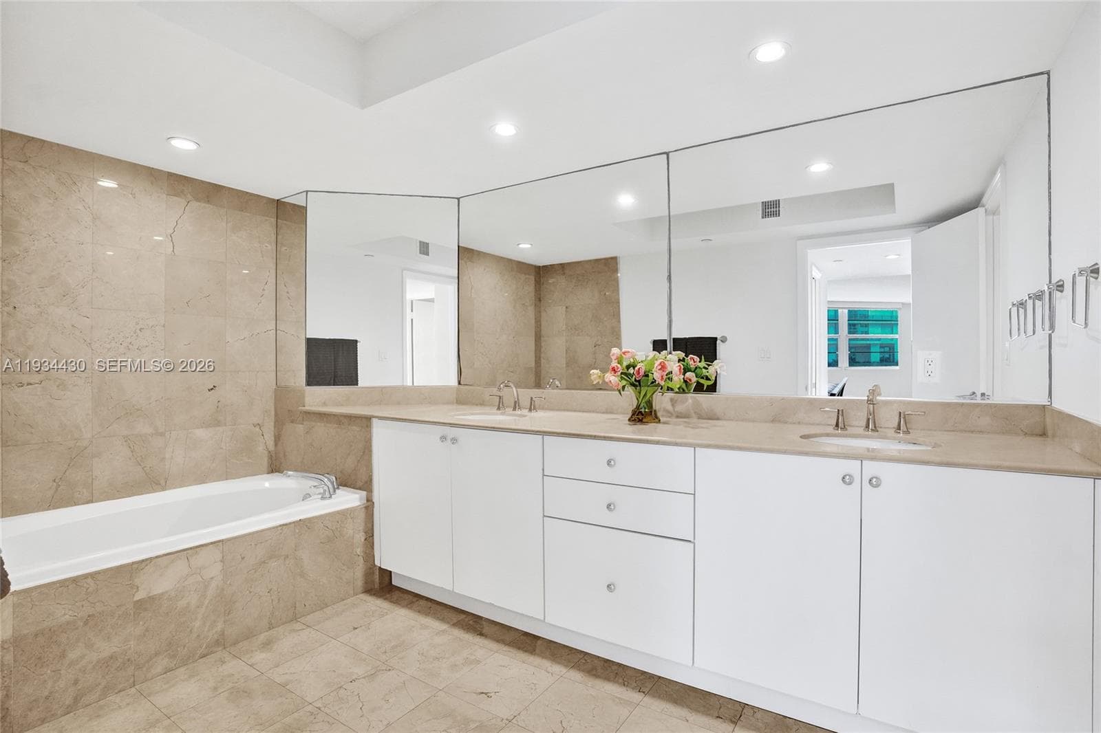 A11934430 — Miami Beach — 22