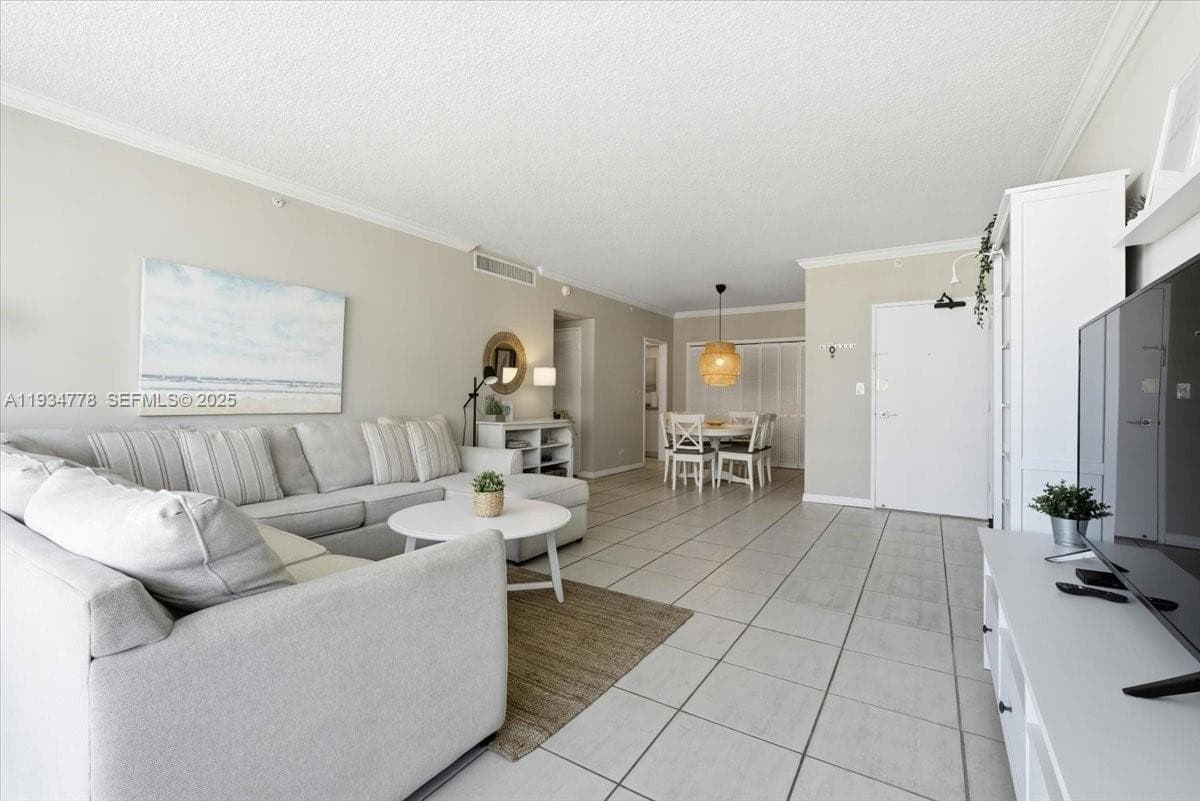 A11934778 — Miami Beach — 3
