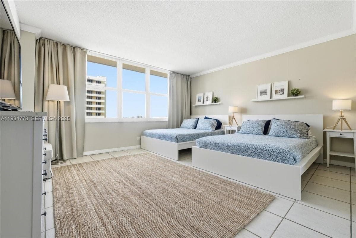 A11934778 — Miami Beach — 11