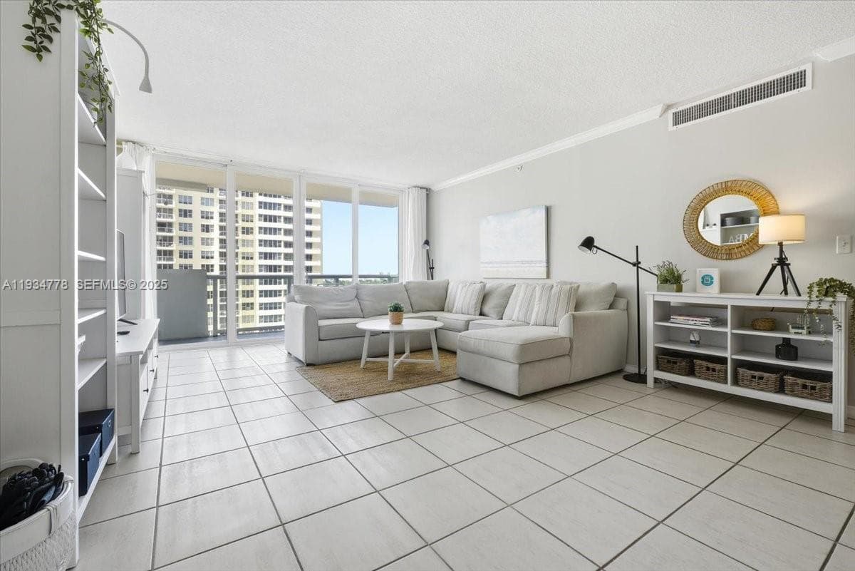 A11934778 — Miami Beach — 4