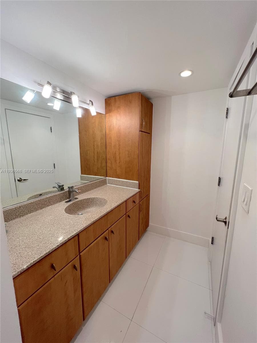A11936568 — Miami Beach — 16