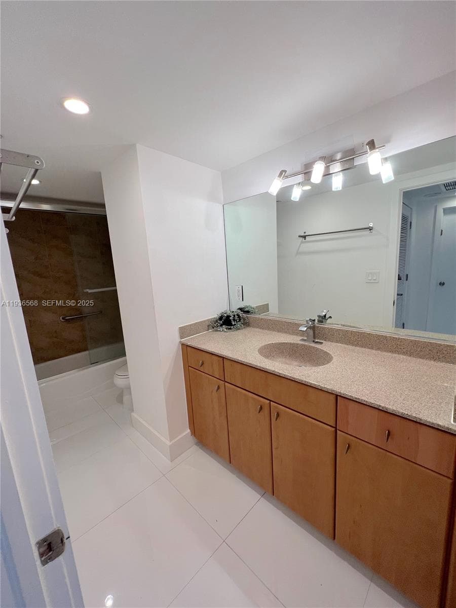 A11936568 — Miami Beach — 15