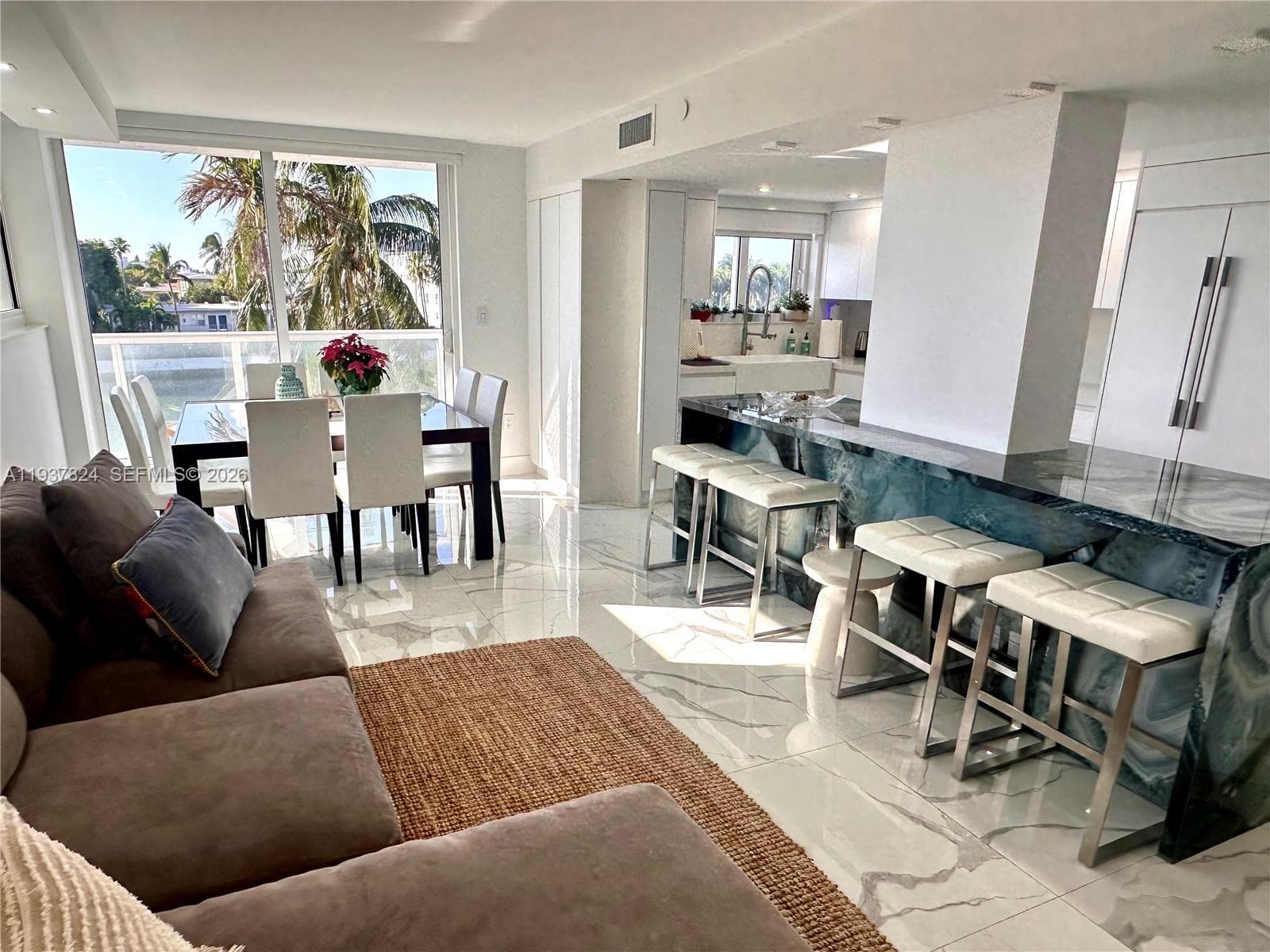 A11937824 — Miami Beach