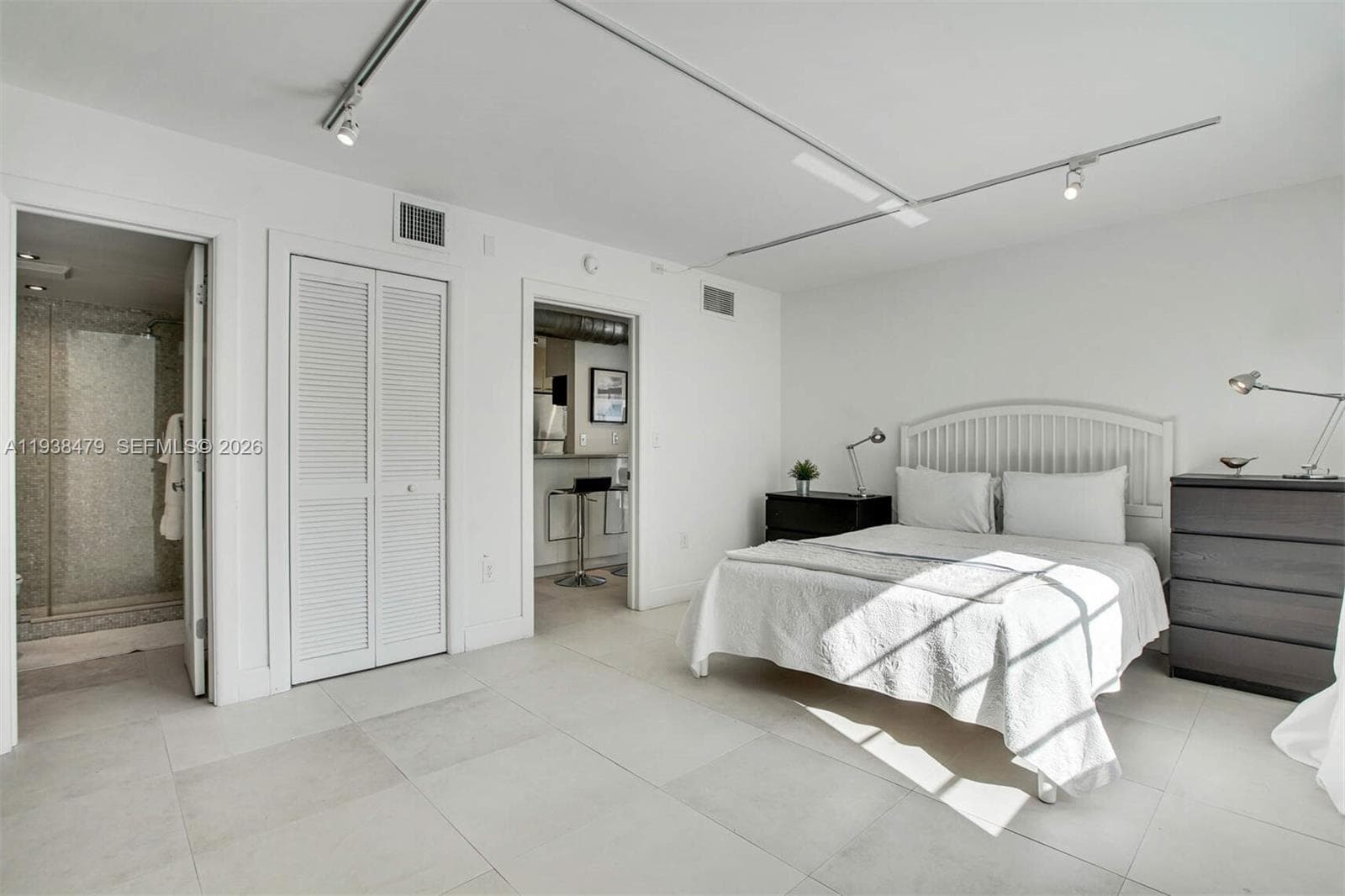 A11938479 — Miami Beach — 12