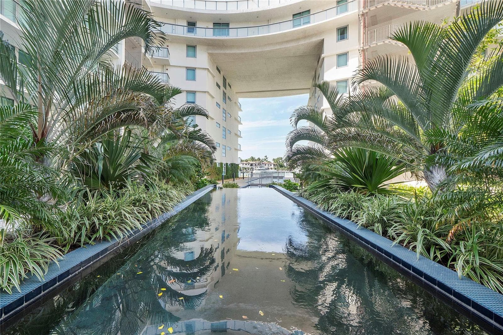F10543445 — Miami Beach — 45