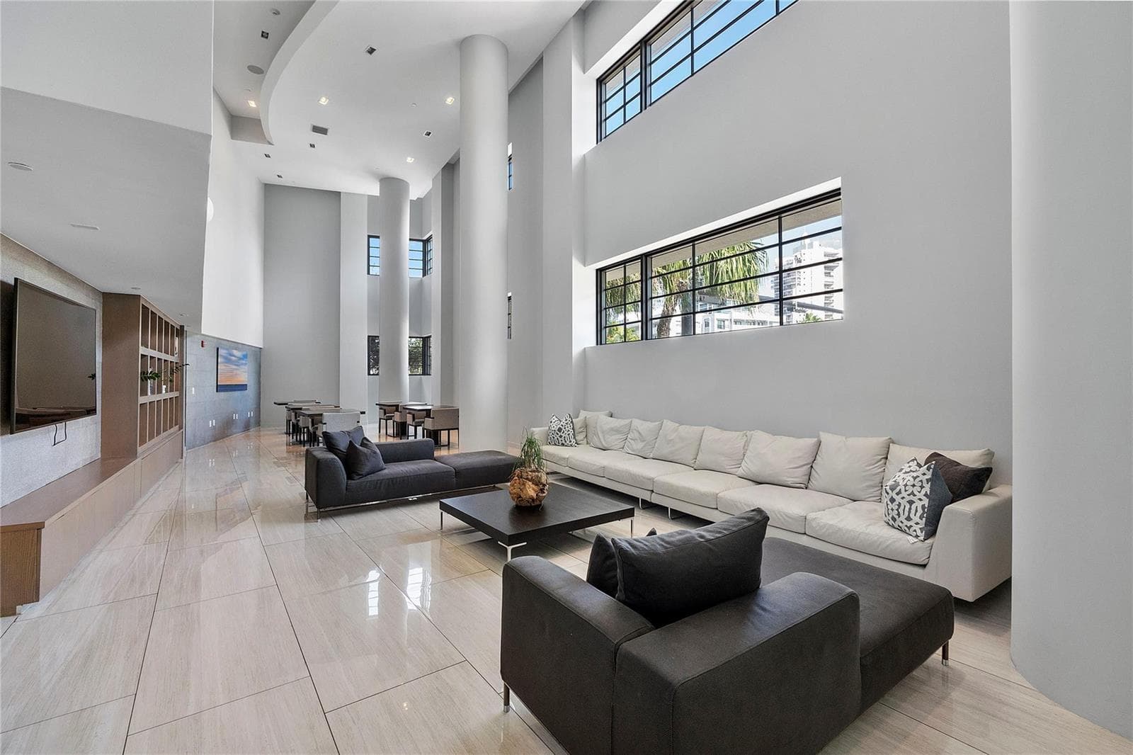 F10543445 — Miami Beach — 50