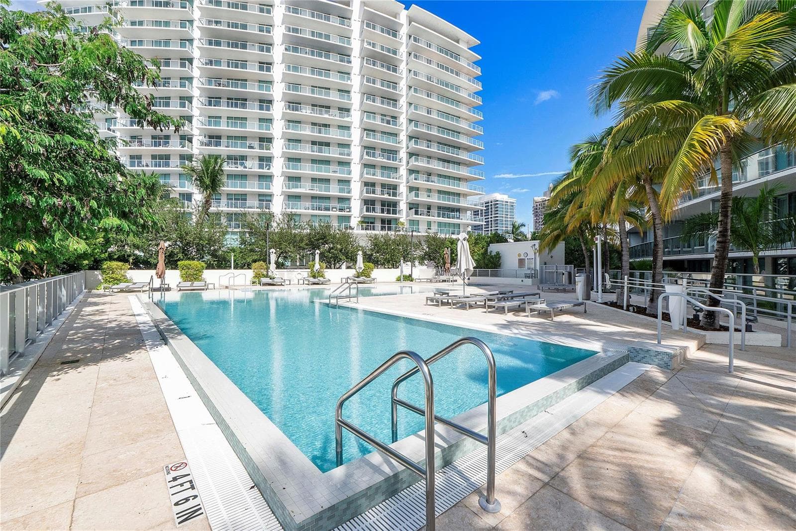 F10543445 — Miami Beach — 40