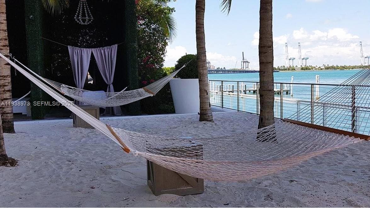 A11938973 — Miami Beach — 35