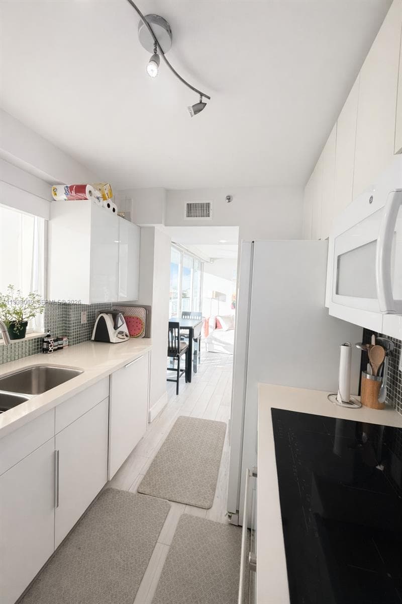 A11939069 — Miami Beach — 13