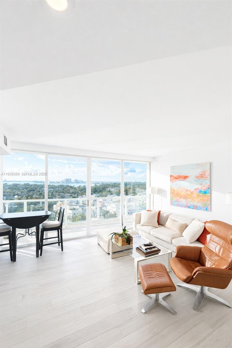 A11939069 — Miami Beach — 16