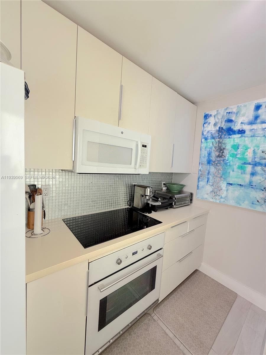 A11939069 — Miami Beach — 14