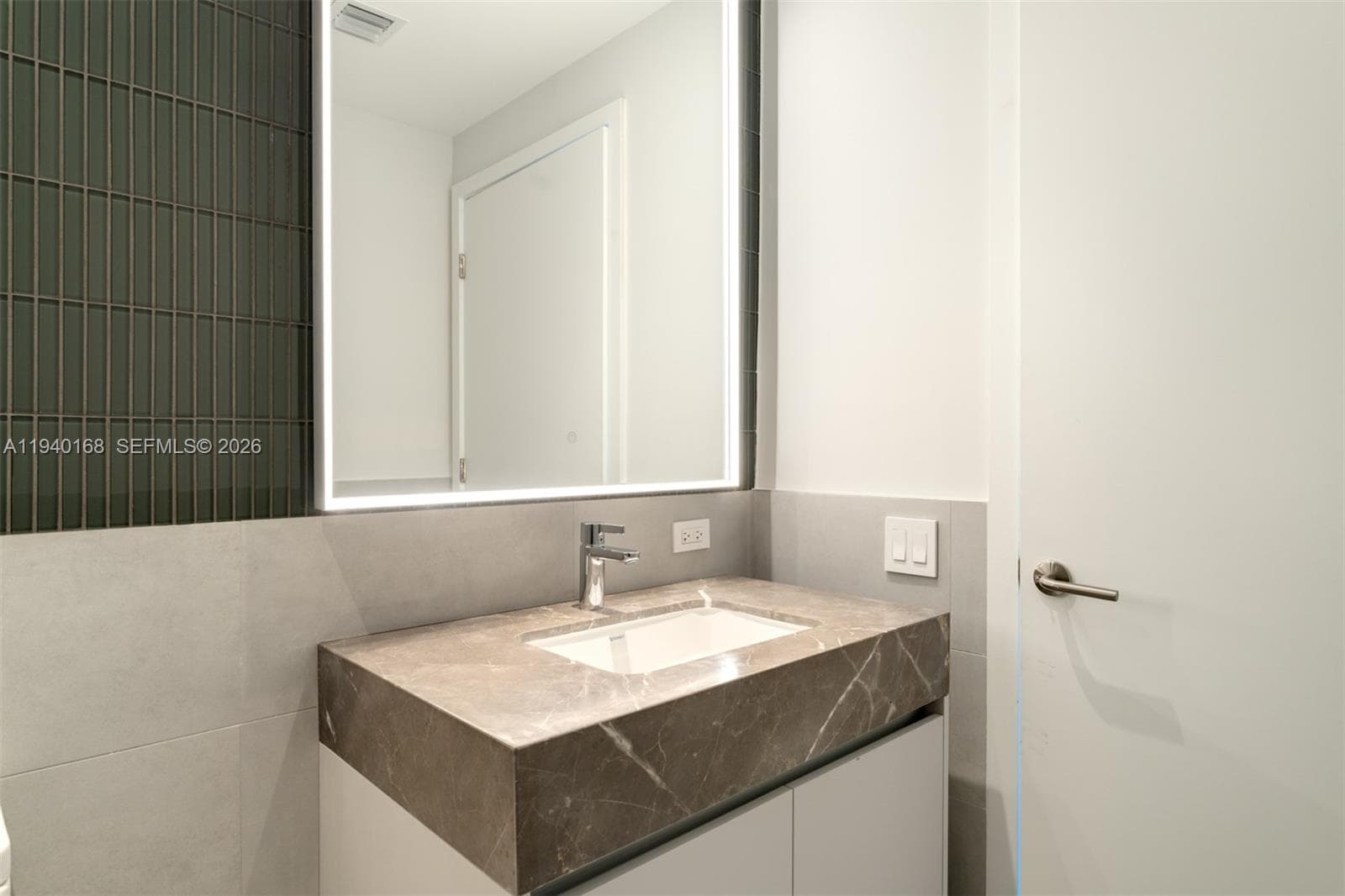 A11940168 — Miami Beach — 10