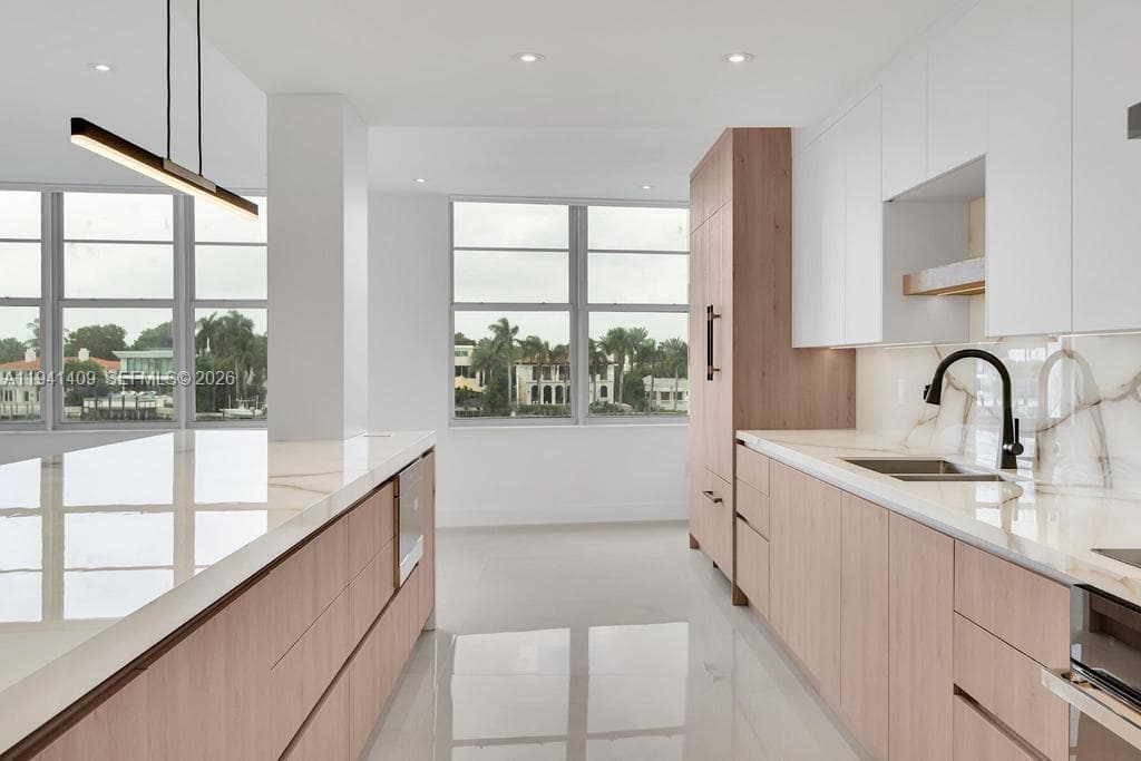 A11941409 — Miami Beach — 2