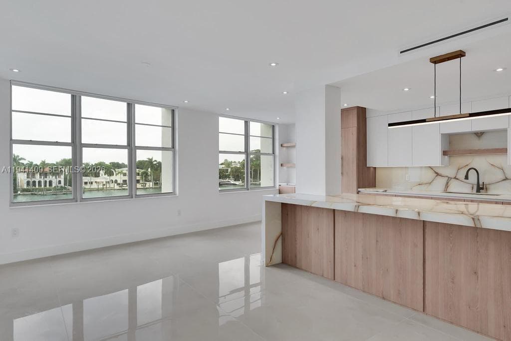 A11941409 — Miami Beach — 4