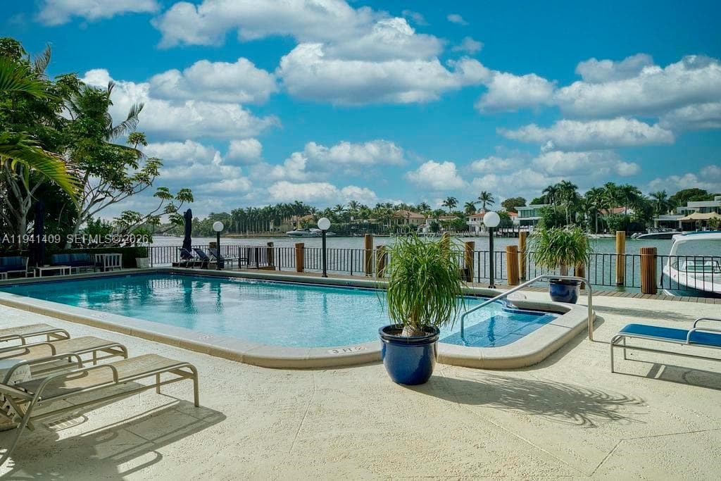 A11941409 — Miami Beach — 21