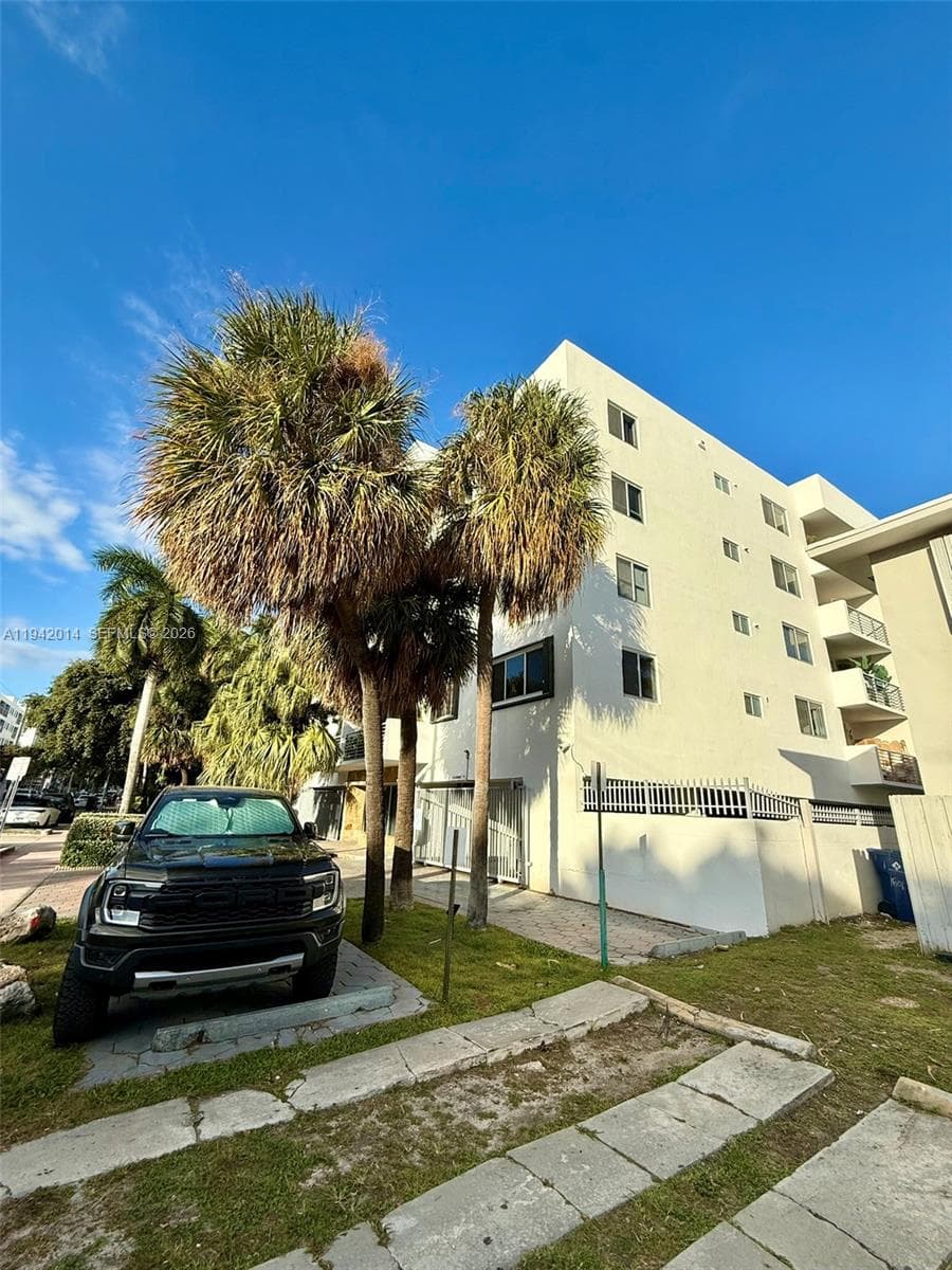 A11942014 — Miami Beach — 32