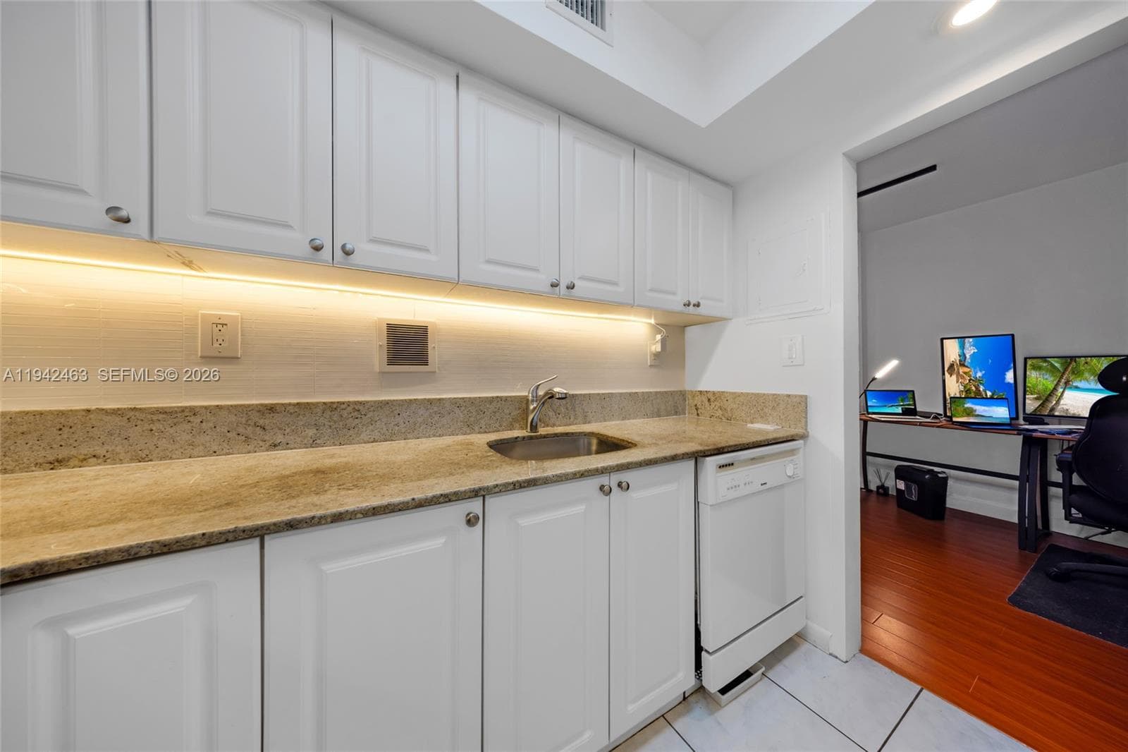 A11942463 — Miami Beach — 33