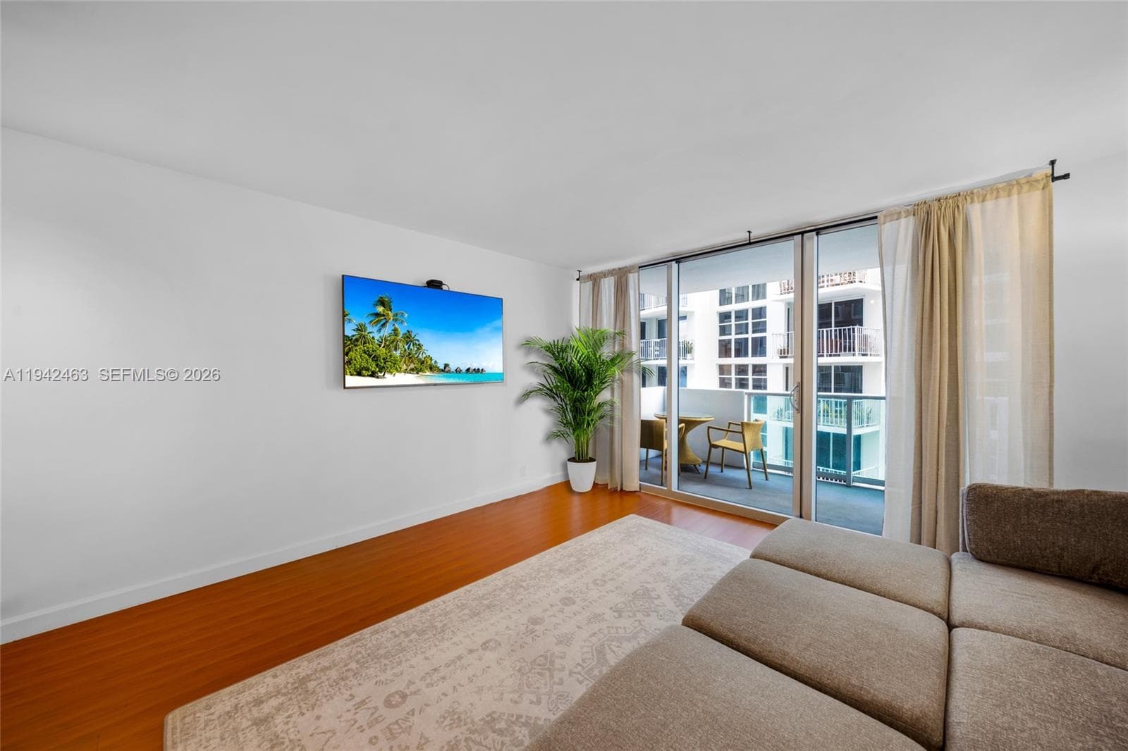 A11942463 — Miami Beach — 4