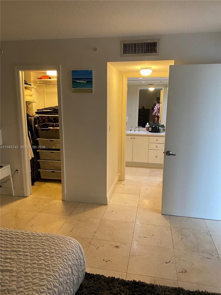 A11943742 — Miami Beach — 10