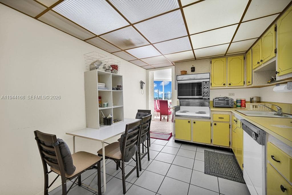 A11944168 — Miami Beach — 30