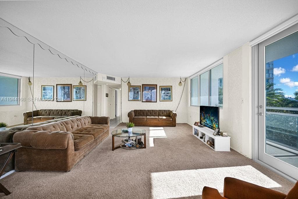 A11944168 — Miami Beach — 41