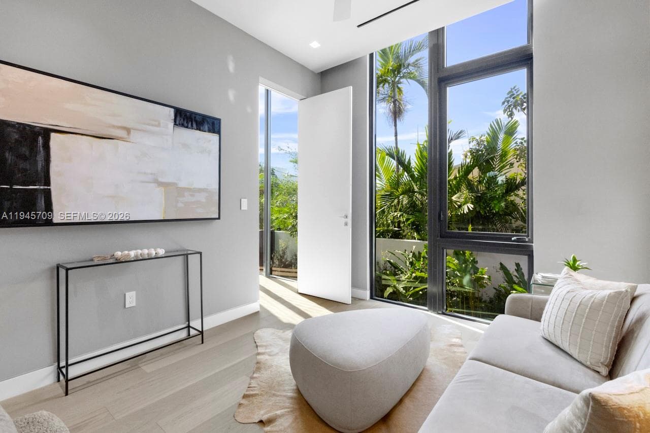 A11945709 — Miami Beach — 11