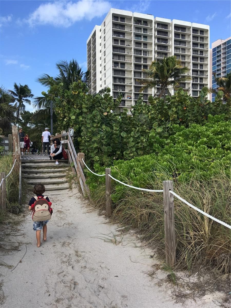 A11947512 — Miami Beach — 17