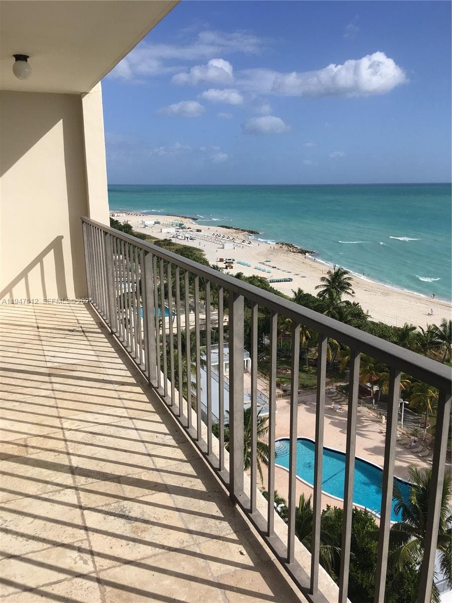 A11947512 — Miami Beach — 3