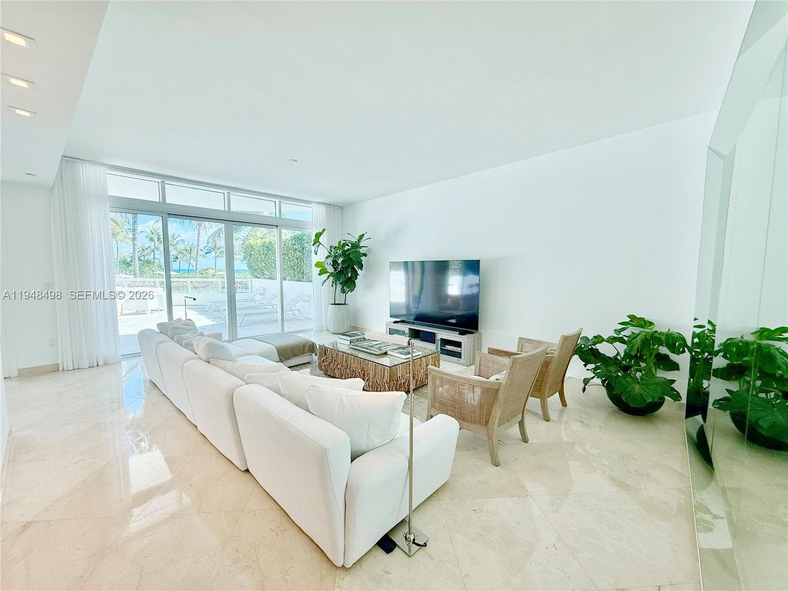 A11948498 — Miami Beach — 2
