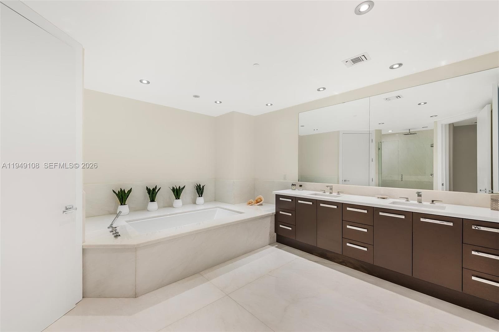 A11949108 — Miami Beach — 28