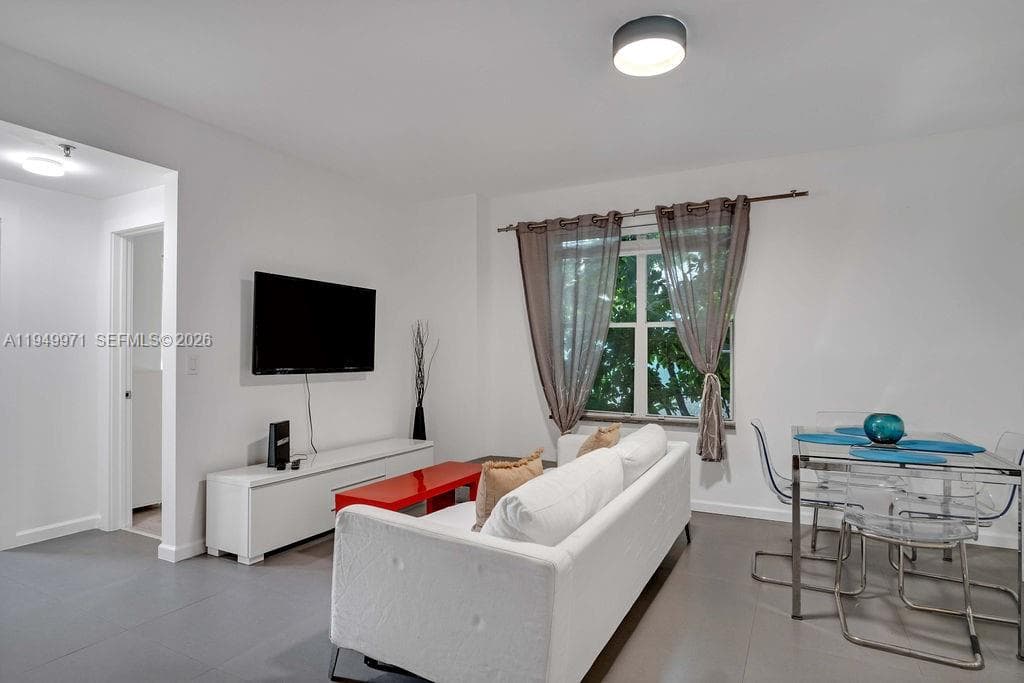 A11949971 — Miami Beach