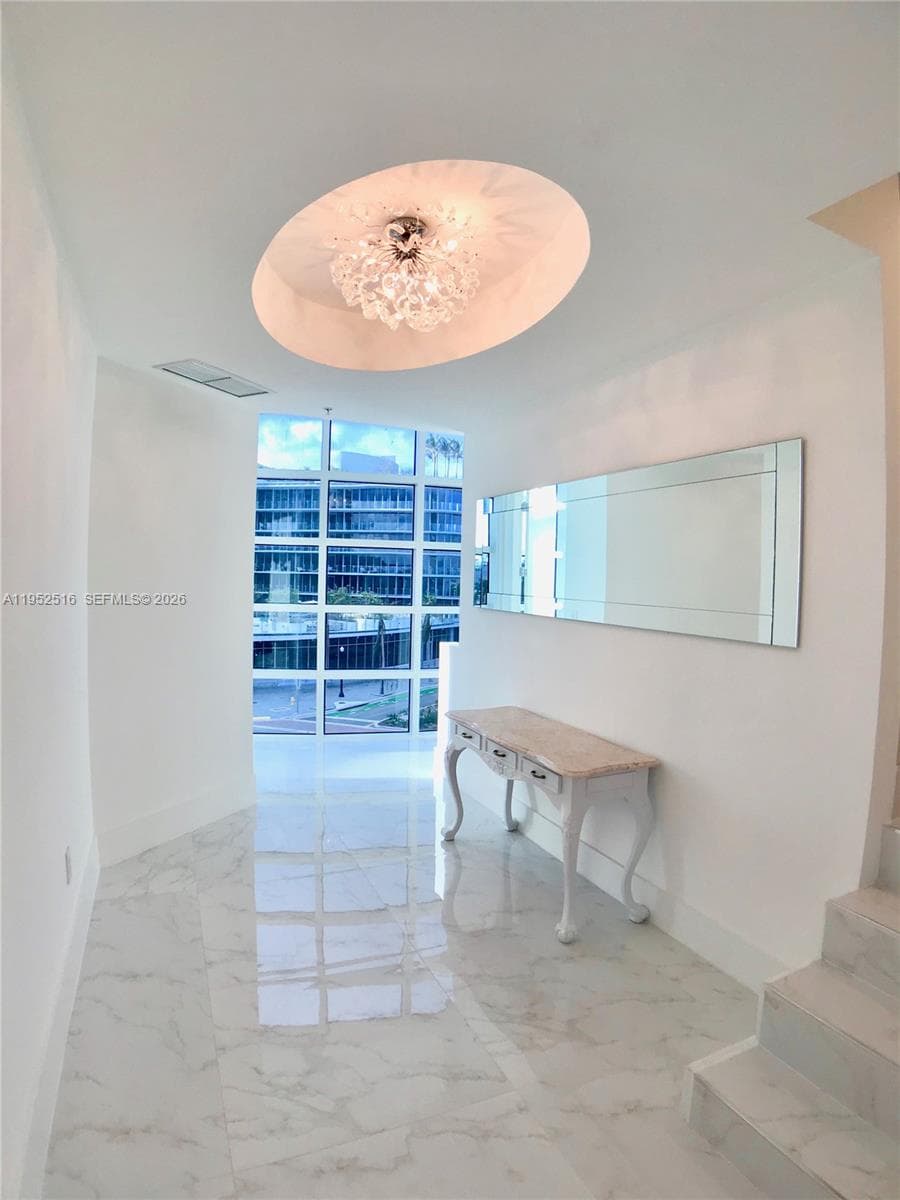 A11952516 — Miami Beach